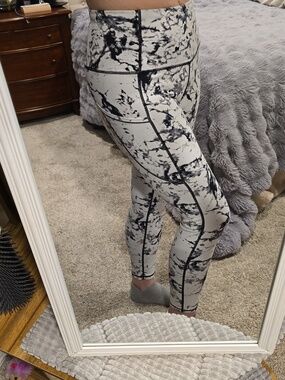 High-Waist Marble Print Leggings - Black & White
